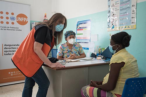 Lucia meets with health workers at a UNFPA-supported health centre. 