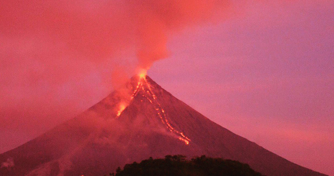 Philippines: le volcan Mayon toujours en éruption
