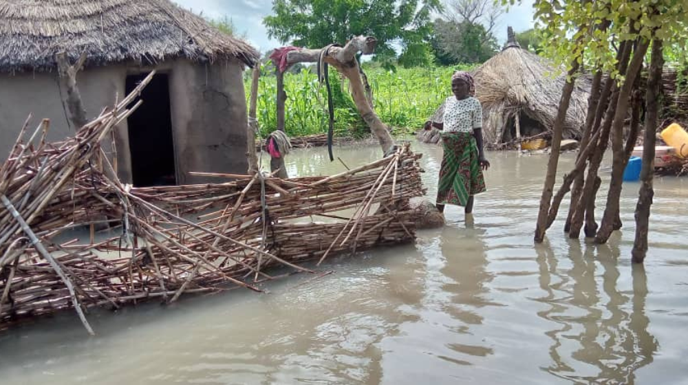 «Una carrera contrarreloj»: El viaje en canoa de Djamila al hospital en un Camerún asolado por las inundaciones