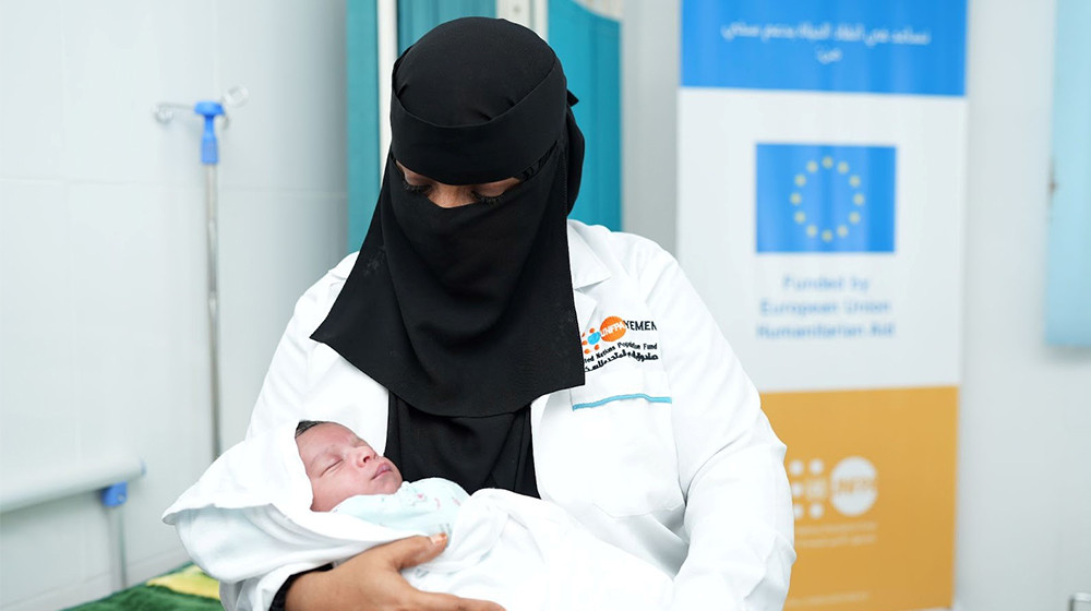 بين النزاع وأزمات المناخ، توفر القابلات الأمل للأمهات والأطفال حديثي الولادة في اليمن