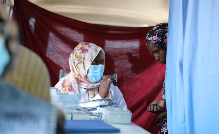 Une femme en consultation dans une clinique de santé mobile