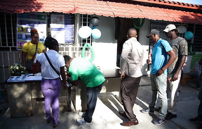 En Haïti, une campagne de vasectomie attire quatre fois plus de participants que prévu