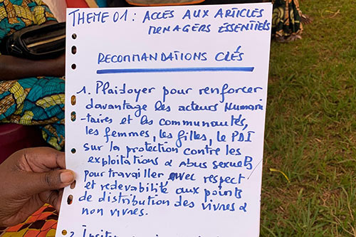 A note contains a recommendation in French asking humanitarians to improve the accountability of people running distribution sites.