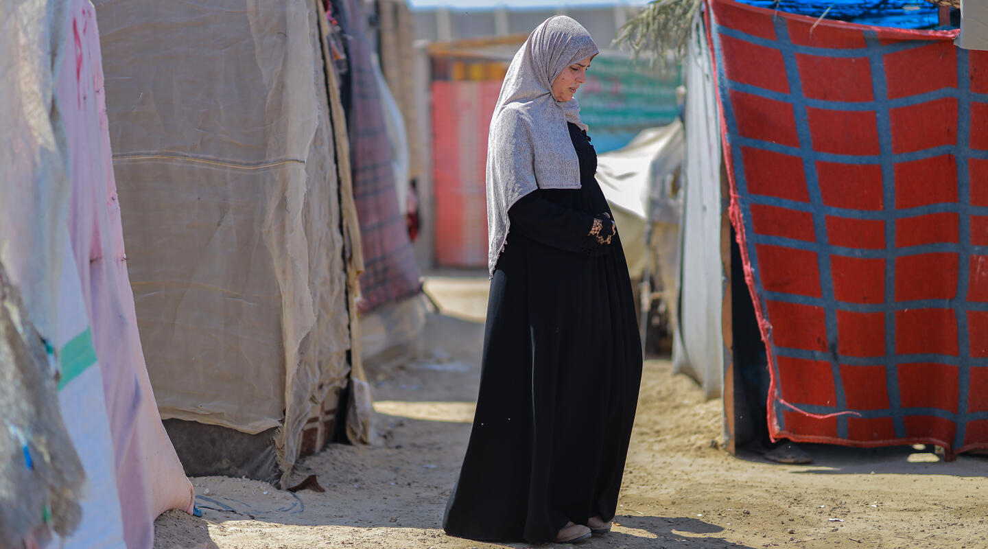 Forcée à quitter son foyer : une femme enceinte vit sous une tente au camp de Deir al-Balah.