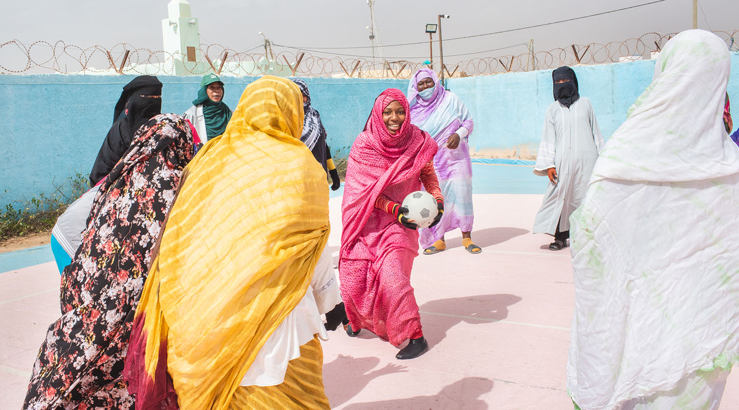 La igualdad de género es clave para el desarrollo sostenible. En la imagen: Adolescentes juegan a la pelota en Mauritania. © UNFPA/Gaia Squarci
