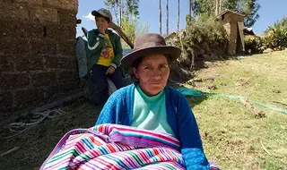Giving birth upright, with maté – Peru clinics open arms to…