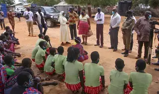 En Ouganda, des filles rapportent avoir été attirées de l’autre…
