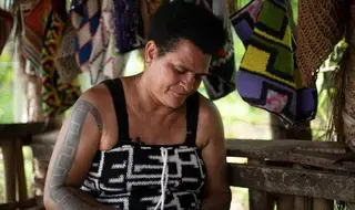 Des liens qui rapprochent : le tissage des bilums en Papouasie…