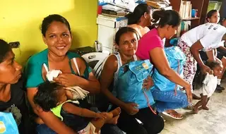 Mujeres venezolanas abandonadas por el éxodo económico empiezan...