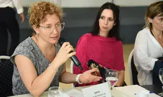 صحفيات الأرجنتين يتحدثن ضد العنف القائم على النوع الاجتماعي على…