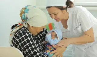 In Uzbekistan, midwives learn to make calls that save lives
