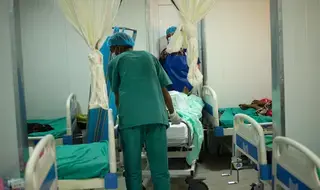 En el Sudán, un hospital del UNFPA ayuda a las mujeres a dar a...